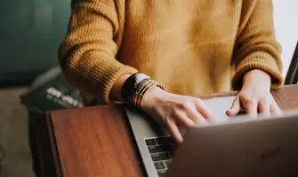 Pessoa estudando no computador